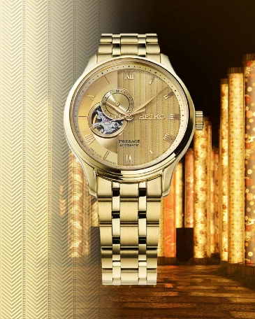 relógio Seiko Pressage de bracelete e caixa dourada com mostrador da mesma cor.