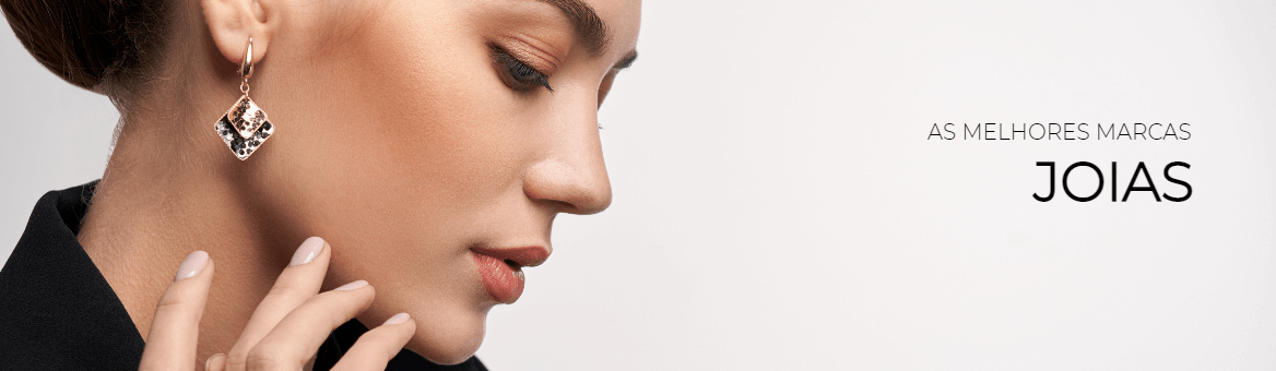 Modelo feminino com brincos pretos e rose gold em losango, para a categoria de escravas.